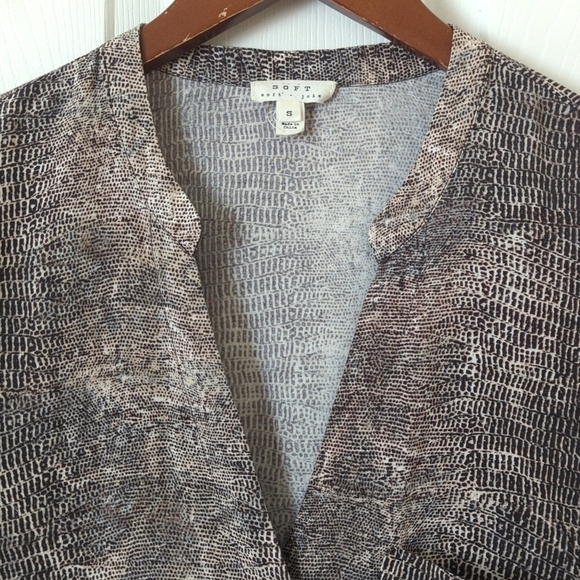 Soft Joie Dane Snakeskin Printed Long Roll Tab Sleeve V-neck Button Down Shirt S - Picture 3 of 14